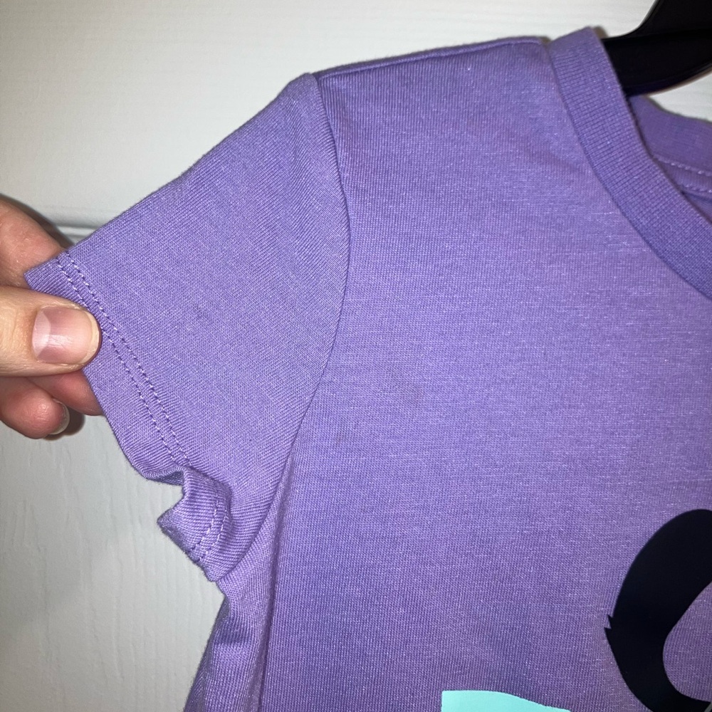 Puma T-Shirt w/ Paw Prints Logo in Purple, Size: 5T, EUC - Picture 3 of 5
